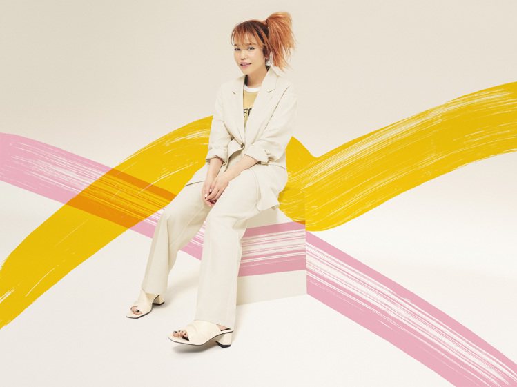 日本歌手Chara詮釋GU好感多色直筒褲590元。圖／GU提供