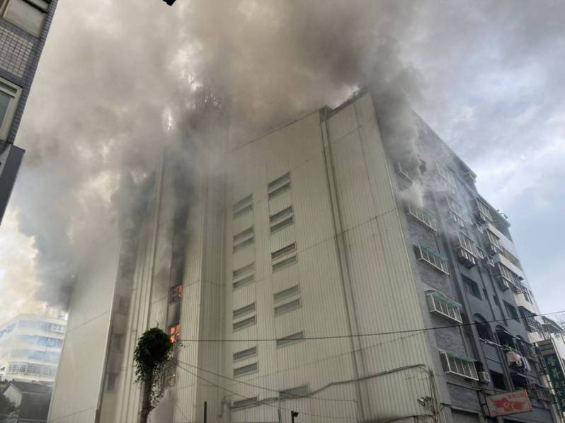 台中市中區興中街一棟大樓昨晚火警，造成嚴重死傷。圖／台中市消防局提供