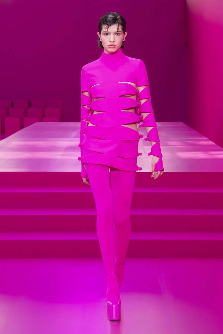 在前一季就掀起熱議的厚底高跟鞋，也換上全新的粉紅色。圖／Valentino提供