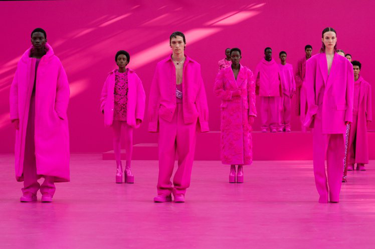 Valentino秋冬聯手Pantone開發出一套專屬品牌的粉紅色，打造出Valentino Pink PP Collection系列服飾。圖／Valentino提供