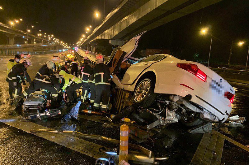 國道1號上月20日發生重大車禍，一輛BMW撞上五楊匝道口護欄，3人慘死，其中後座男子飛出車外，疑未繫安全帶。 中央社