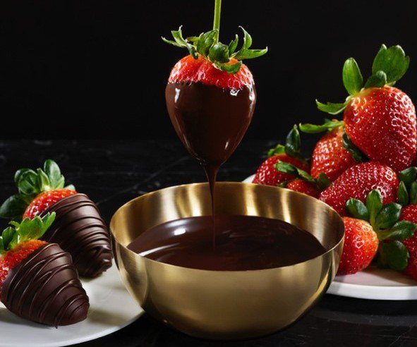 鮮製草莓巧克力2顆裝340元、6顆裝1020元。圖／GODIVA提供