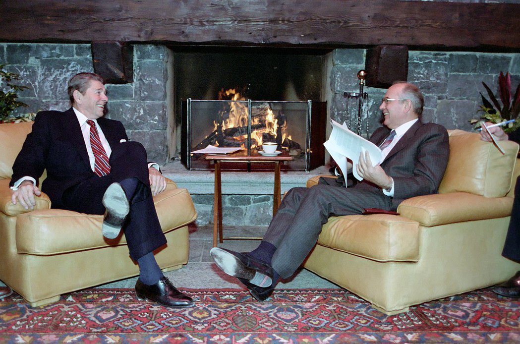 雷根與蘇聯共產黨中央委員會總書記戈巴契夫進行一對一會談。 圖／維基共享資源