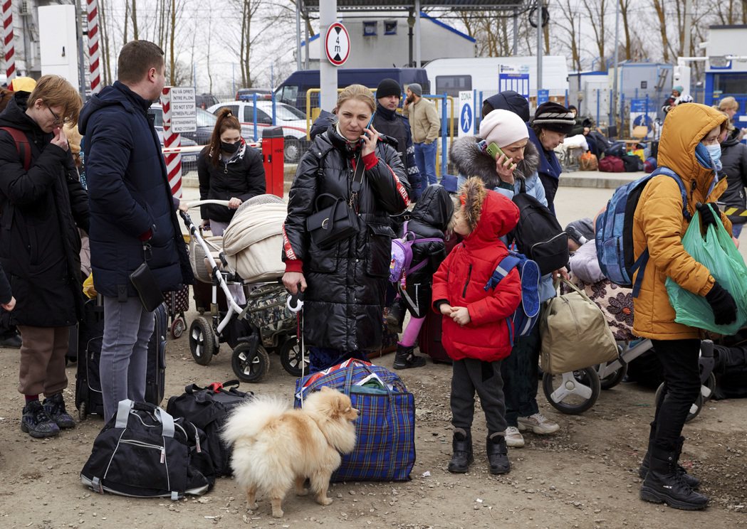 逃難民眾在烏克蘭與摩爾多瓦邊境等待。 圖／美聯社