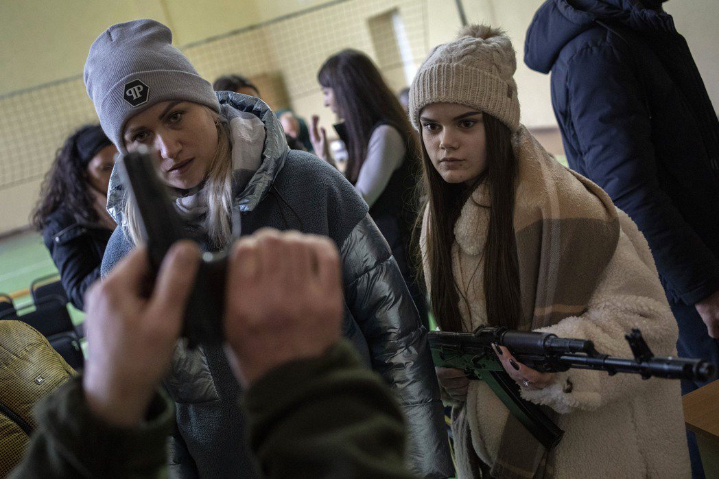利沃夫民眾正在受訓學習使用武器。 圖／美聯社