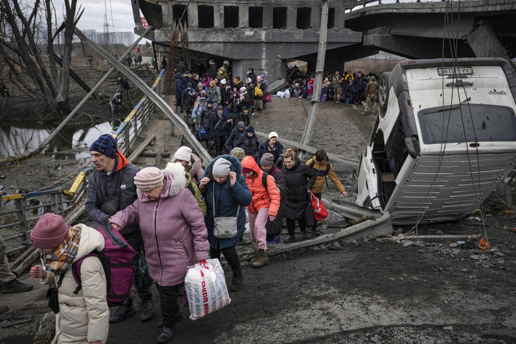 俄羅斯總統普丁於2月24日宣布對烏克蘭展開武裝侵略至今已超過一週。圖為伊爾平的一座橋遭俄軍炸毀後，逃難民眾試圖渡河。 圖／美聯社