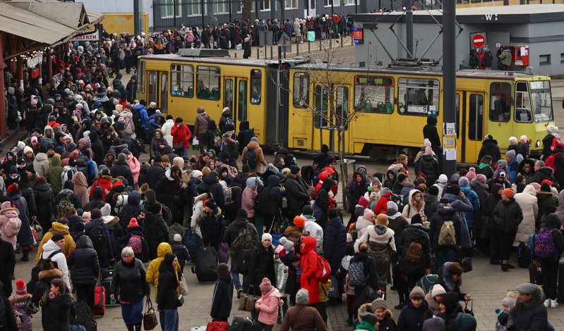俄烏戰火延燒，據聯合國難民署統計，烏克蘭的難民數已達2百萬人。圖為烏克蘭民眾在火車站排隊，等候開往波蘭的列車。 路透社