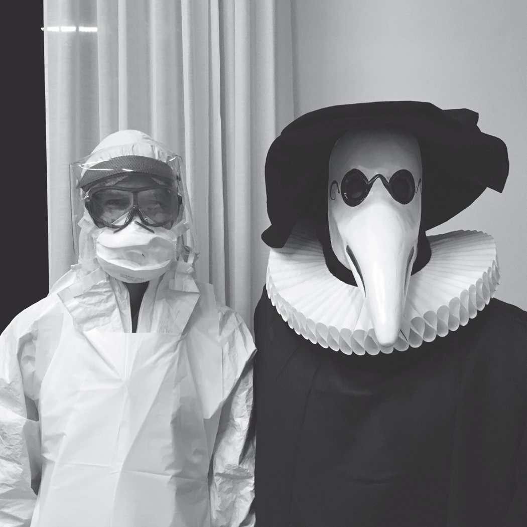 我們在威尼斯時，跟圖書館員安吉拉．穆納里與奎利尼．斯坦帕里亞基金會的路易奇．貝爾蒂納托博士見面。照片中，傑夫．馬納夫和貝爾蒂納托博士穿戴了不同時代的瘟疫服裝：傑夫穿的是二十一世紀的個人防護裝備，而貝爾蒂納托博士穿的是黑死病時代的臨床醫生服裝。（妮可拉．特莉攝） 圖、文／商周出版  傑夫‧馬納夫 Geoff Manaugh, 妮可拉・特莉 Nicola Twilley《隔離：封城防疫的歷史、現在與未來》