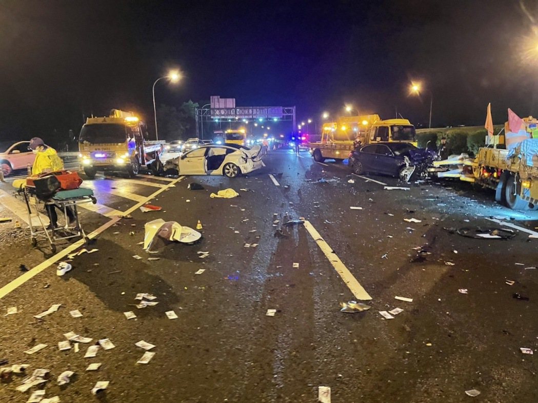 國3北上63公里發生特斯拉、BMW及國道工程車車禍事故，造成1死2傷。圖／國道警方提供