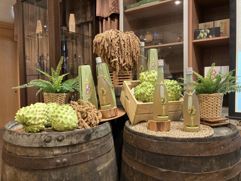 信義鄉農會將盛產的鳳梨釋迦入酒，做成獨特風味的「馬拉桑」，是該產品的第八代鳳梨釋迦小米酒。記者黑中亮／攝影