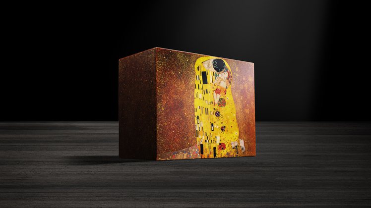 2012年的Atmos Marqueterie 「Le Baiser」鑲木拼接空氣鐘，則以纖細繁複的「細木拼接」工藝，重現了Gustav Klimt的名作《吻》（The Kiss）。圖 / 積家表提供