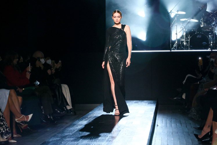 作為各大時尚品牌寵兒，Gigi Hadid在每季的時裝周都是行程滿檔，重點品牌的秀更是不會缺席。圖／Michael Kors提供