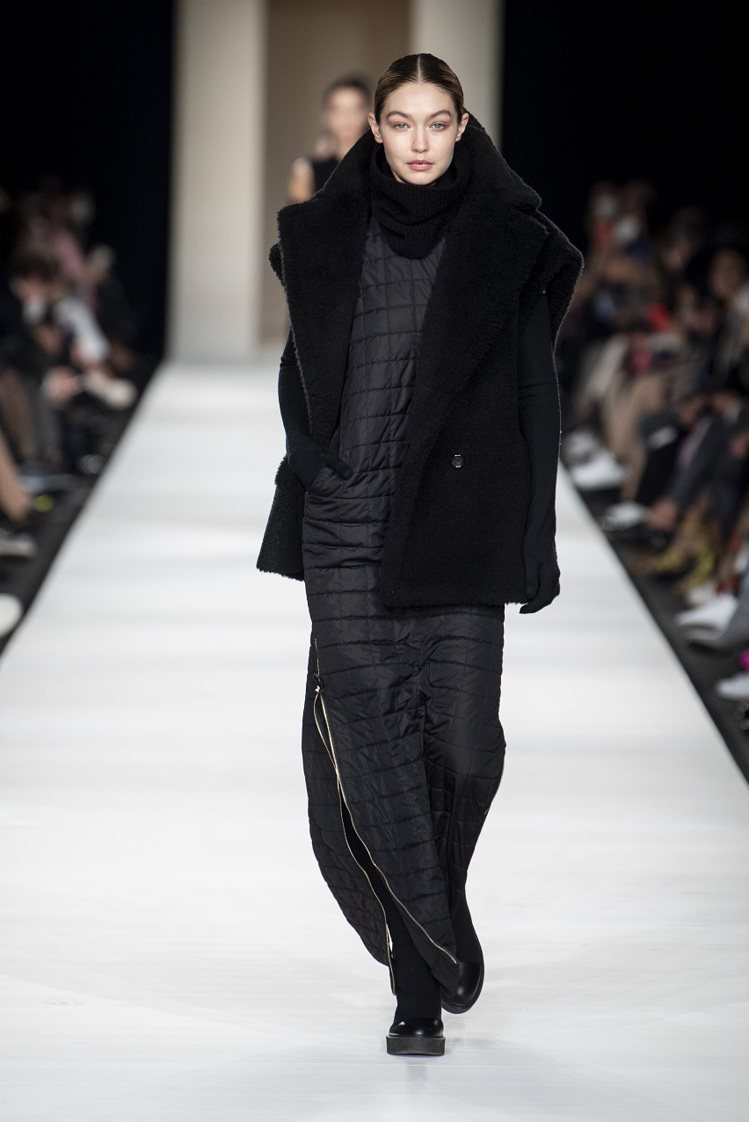 作為各大時尚品牌寵兒，Gigi Hadid在每季的時裝周都是行程滿檔，重點品牌的秀更是不會缺席。圖／Max Mara提供