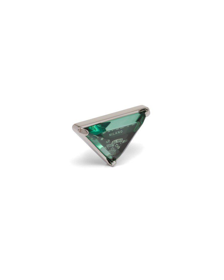 湖水綠水晶三角標誌單支耳環，22,000元。圖／PRADA提供