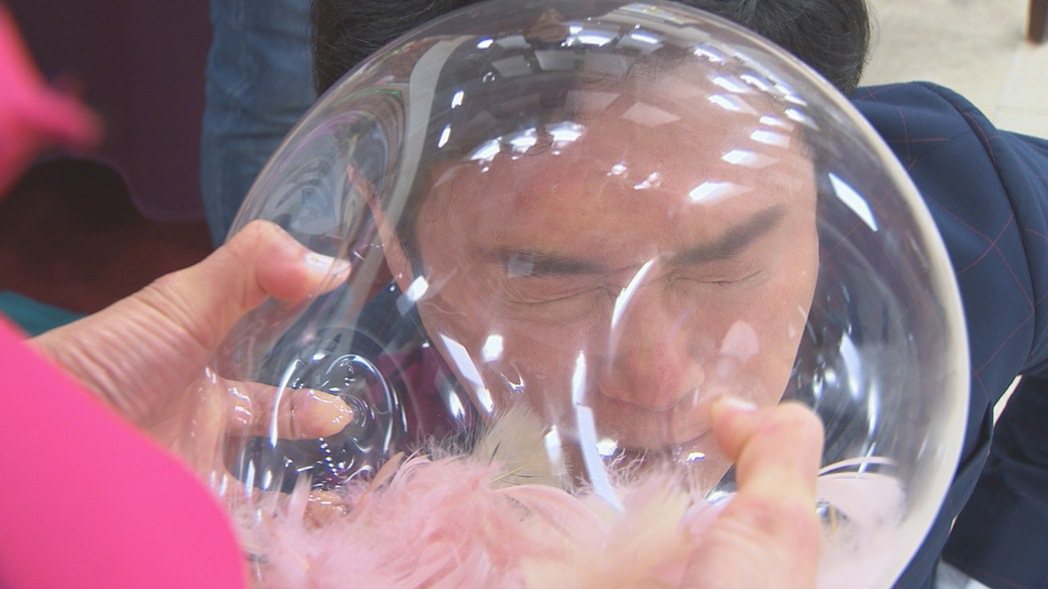王燦被打到趴氣球壓臉，嚇到冒冷汗。圖／民視提供