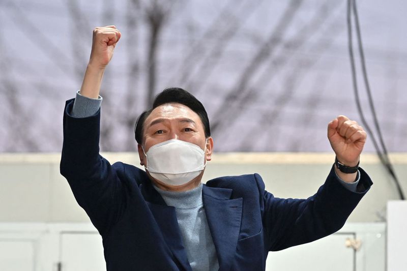 南韓最大反對黨國民力量黨候選人尹錫悅的「深偽」虛擬化身AI Yoon，及在網路上瘋傳的迷因圖與短片，成功吸引年輕選民注意。 法新社