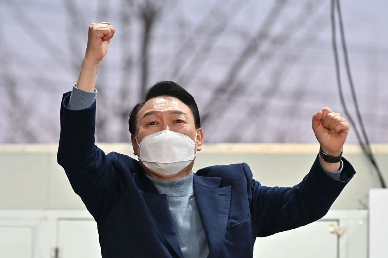 南韓最大反對黨國民力量黨候選人尹錫悅的「深偽」虛擬化身AI Yoon，及在網路上瘋傳的迷因圖與短片，成功吸引年輕選民注意。 法新社