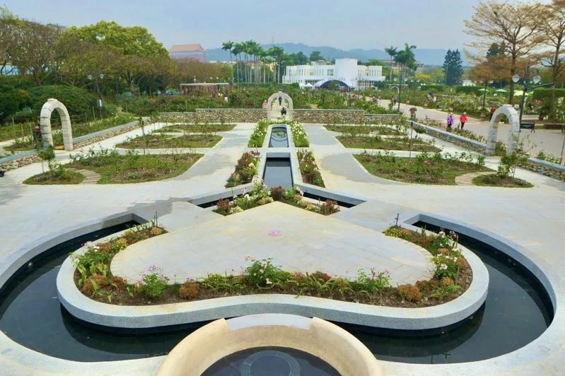 新設2000平方公尺的「祕密花園」，石造牆面鑲嵌愛心石和心型噴水池周圍配置不同色...