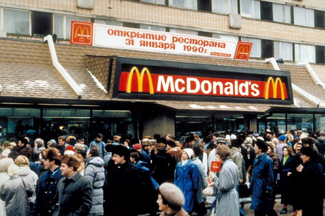 1990年1月31日，全蘇聯第一家麥當勞開幕當日，大排長龍的莫斯科民眾。 圖／取...