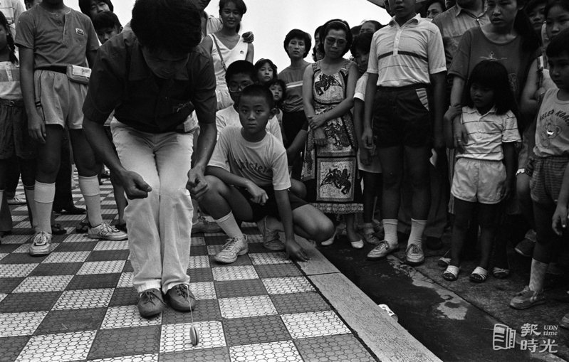 由台北市政府主辦的假日表演廣場，三日下午四時在國父紀念館展開，現場吸引了將近五百多名的觀眾，溜溜球的表演深受觀眾喜愛。　日期：1985/8/3．攝影：陳曙光．來源：聯合報