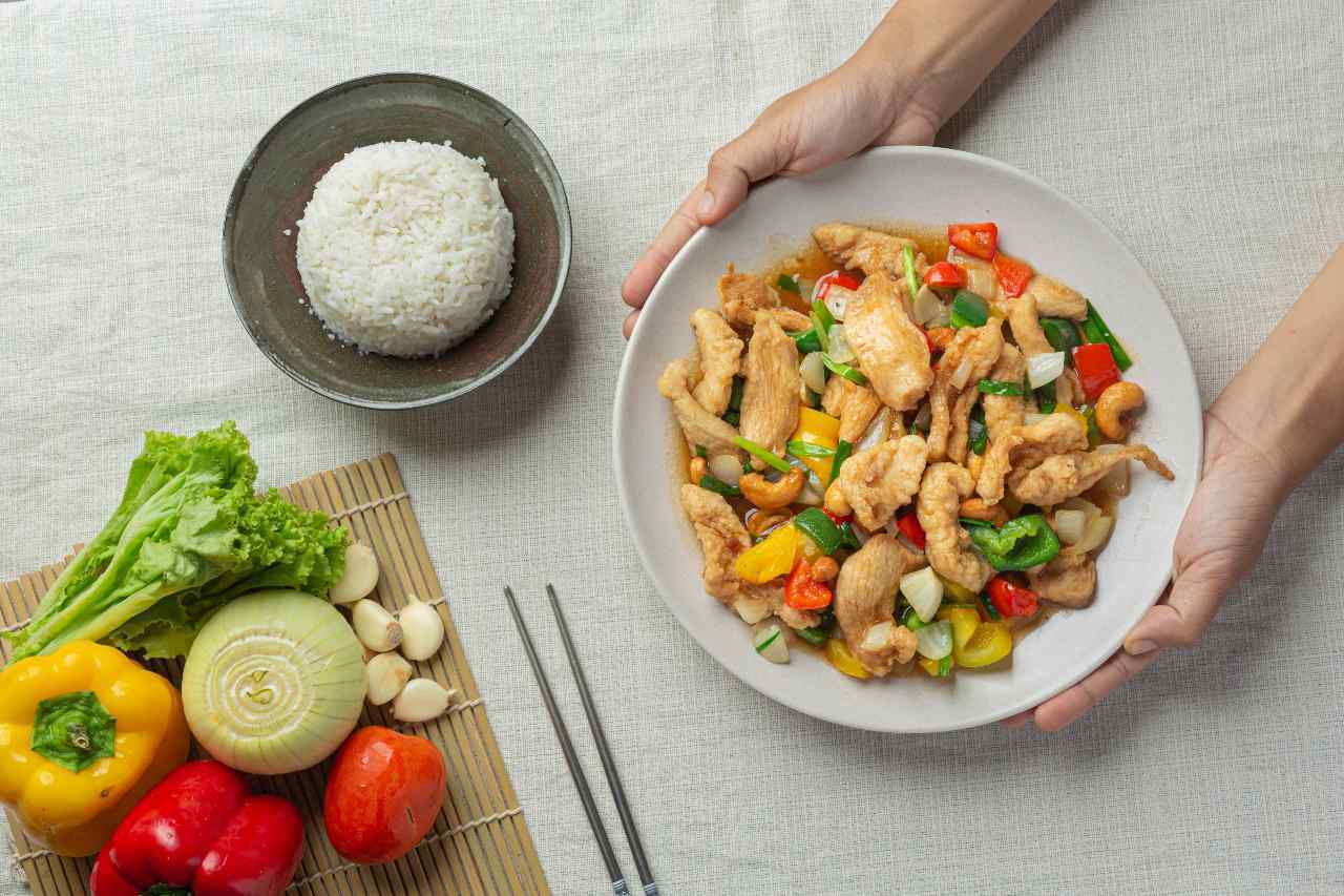 專家建議健康飲食方式「先喝湯→再吃菜、肉→最後再吃飯」。圖／freepik