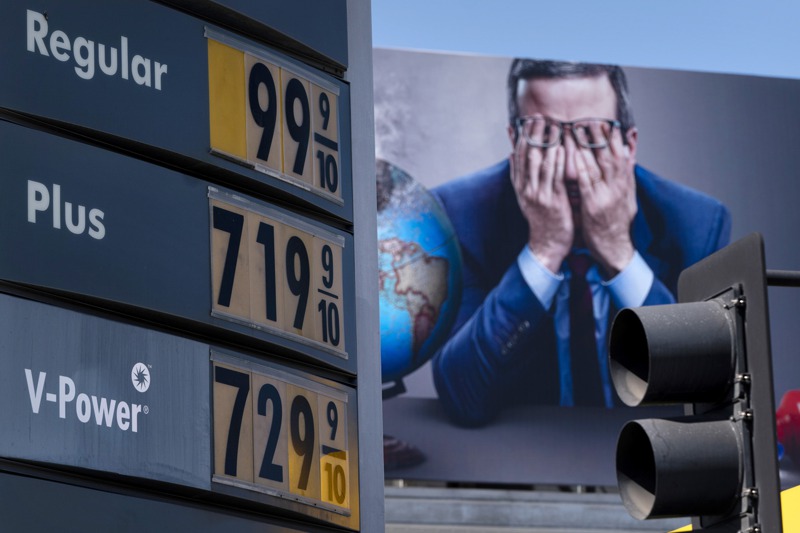 洛杉磯一個加油站高級汽油價格已經突破每加侖7元。美聯社