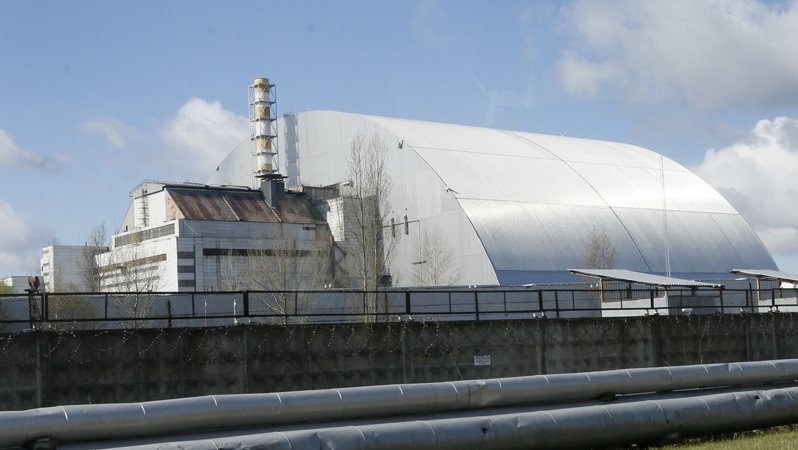 烏克蘭國家核能發電公司（Energoatom）9日表示，上周遭俄軍占領的車諾比核電廠遺址遭斷電，當地戰事激烈，難以搶通電力，核廢有輻射外洩風險，恐怕釀成第二次核災。 美聯社