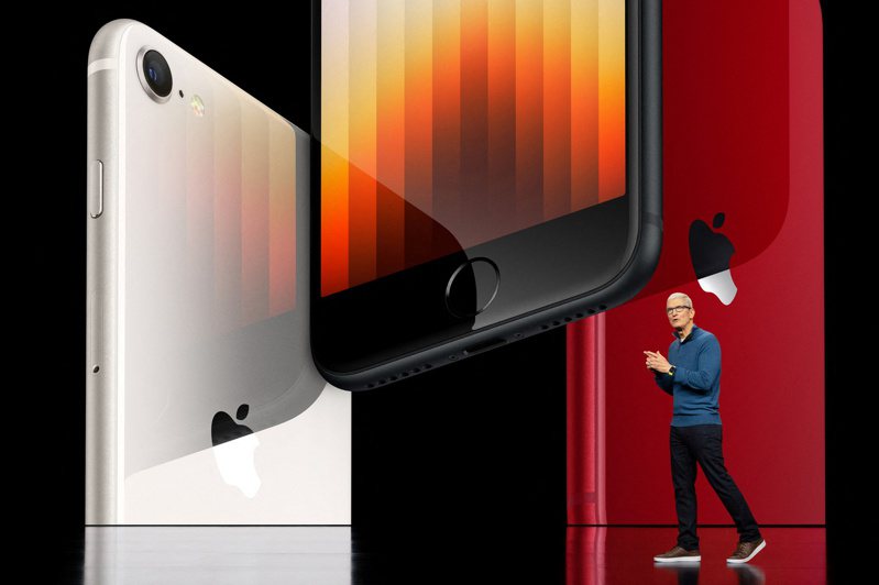圖為蘋果CEO庫克展示iPhone SE第3代。路透