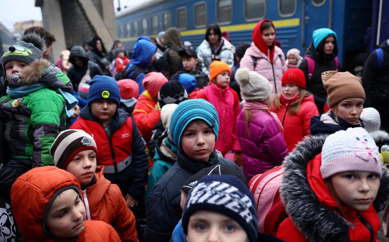 俄乌战火持续延烧，图为本月5日，一群自孤儿院撤离的乌克兰儿童正在等待列车，准备移动至波兰。路透社(photo:UDN)