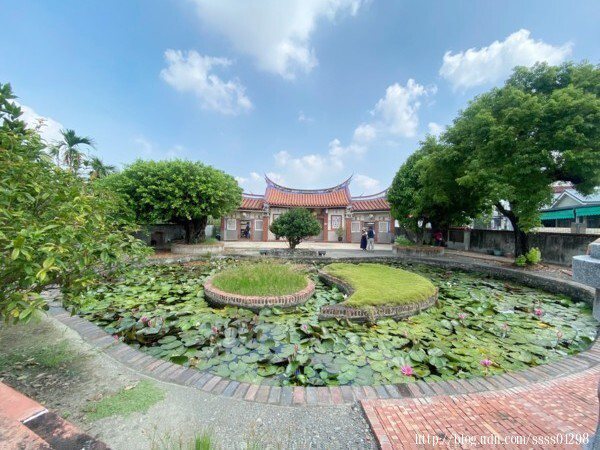 楊氏宗祠前庭有一座太極樣式的池塘，是目前全台唯一的「太極兩儀池」，彌足珍貴！