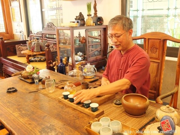 館長邱展裕先生幾年前因緣際會與茶藝文化結緣，愛上喝茶也學習起茶道