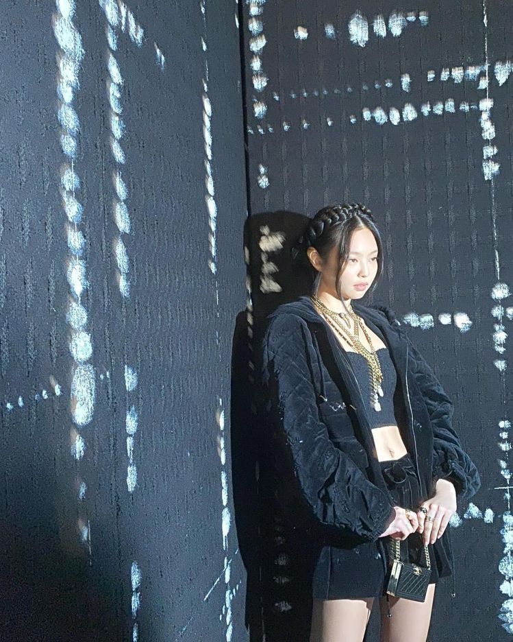 香奈兒品牌大使BLACKPINK成員Jennie也受邀看秀，她以一身黑色短版小馬甲上衣配毛巾面料雙C Logo外套與同款式的短裙，秀出螞蟻腰身。圖／摘自IG