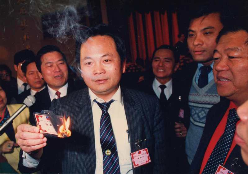 1990年3月9日第一屆國民大會第八次會議， 民進黨國代吳哲朗燒毀楊吉雄遺落的出席證。圖／聯合報系資料照片