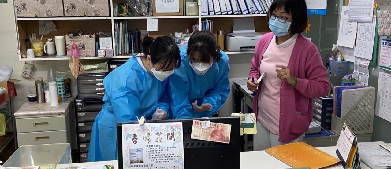 台南鹽水家族群聚已經擴散到社區，今天再傳出有醫院內感染的情況，圖為疫調人員正在醫院內進行相關的檢查。市政府提供