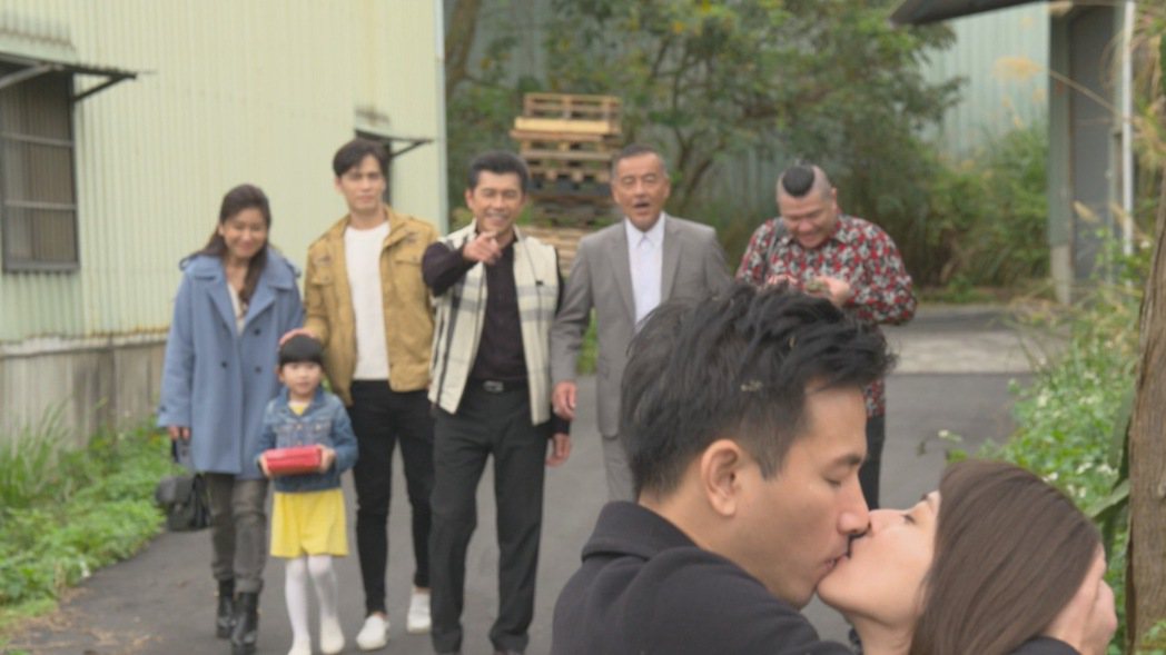 蘇晏霈（右）、傅子純激吻，「黃金歲月」家人們街頭目睹。圖／民視提供