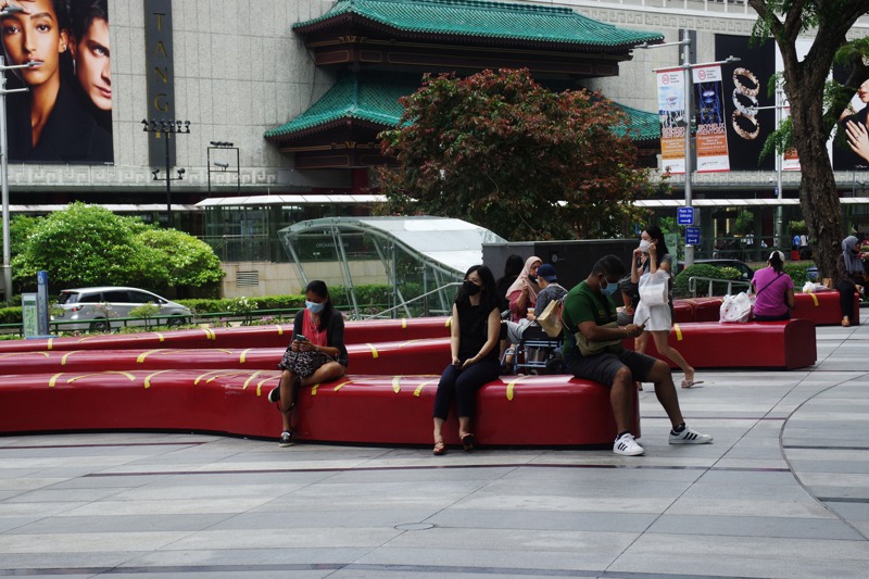 新加坡烏節路上，原本供路人休息的造型座椅，用膠帶貼出格子，保持距離。記者程嘉文／攝影