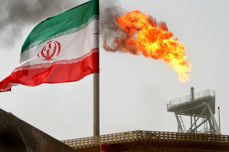 美國重返伊朗核協議的談判，原本在5-6日接近談成，現因俄國提出新要求而前景不明。圖為波斯灣索羅什油田旁的一幅伊朗國旗。路透