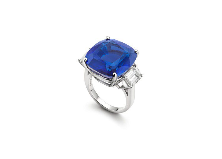 BVLGARI頂級藍寶石與鑽石戒指，鉑金鑲嵌1顆枕形切割喀什米爾矢車菊藍藍寶石重...