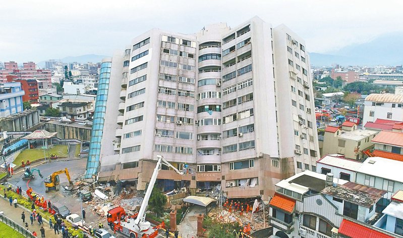 台灣位於地震頻發的環太平洋地帶，921大地震後，政府雖在2002年開辦住宅地震基本保險，但理賠條件不符合民眾期待，牆面破損、天花板掉下來都無法獲得理賠。（本報系資料庫）