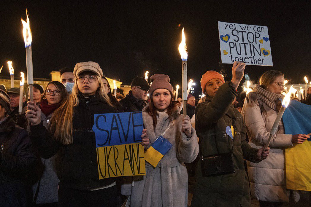 匈牙利人民於布達佩斯英雄廣場手舉標語作為支持烏克蘭的行動。 圖／美聯社