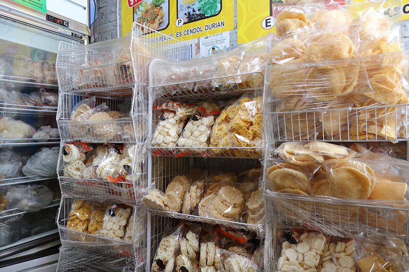 商店裡必見的印尼蝦餅，來自印尼不同地點有著不同口味，有魚肉蝦餅、木薯蝦餅、綠豆蝦...