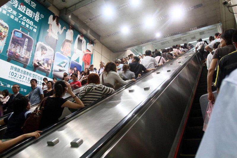 捷運電扶梯間常見整排突起物，其實是為了防止旅客做出危險舉動設置。 圖／聯合報系資料照