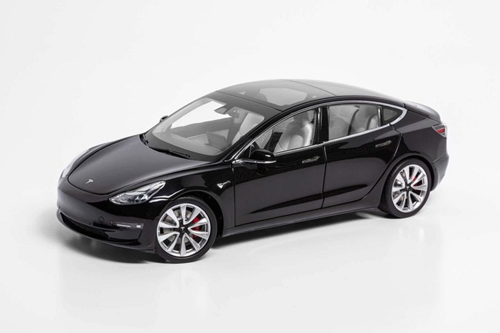 限量 Model 3 模型由 Tesla Design Studio精心監製，以...