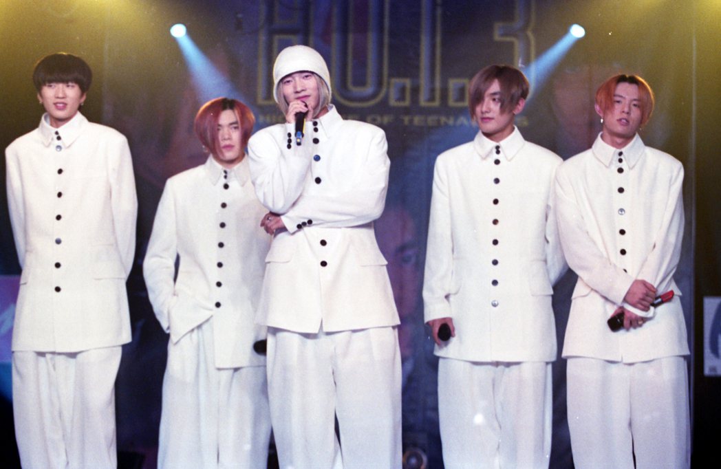 1999年，韓國偶像團體「H.O.T」來台舉行歌迷見面會。圖為成員張佑赫（左起）、文熙俊、李在元、安七炫、安勝浩。 圖／聯合報系資料照片