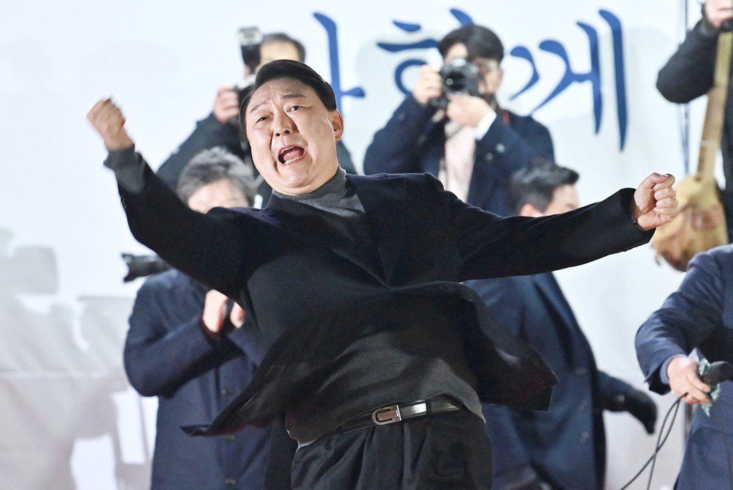 選情激烈的南韓總統大選，在10日終於勝負篤定，由保守派的國民力量黨尹錫悅（圖），...