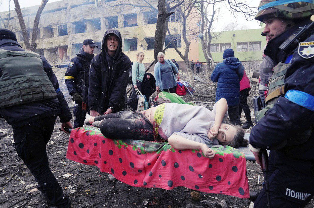俄軍空襲在9日直接炸中了一間婦幼醫院，新生兒與即將臨盆的產婦被滿身是血的挖出，這...