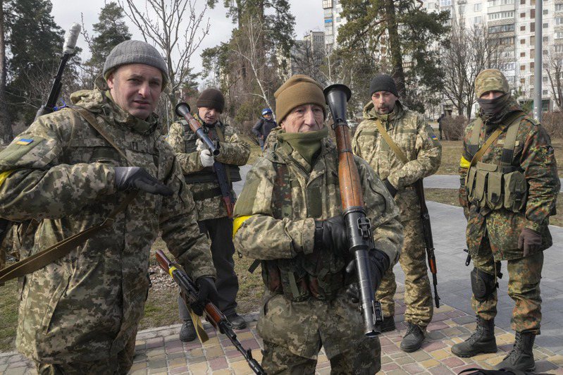 俄罗斯入侵乌克兰已经过了1周，但乌国人民顽强不屈的表现震惊世人。美联社(photo:UDN)