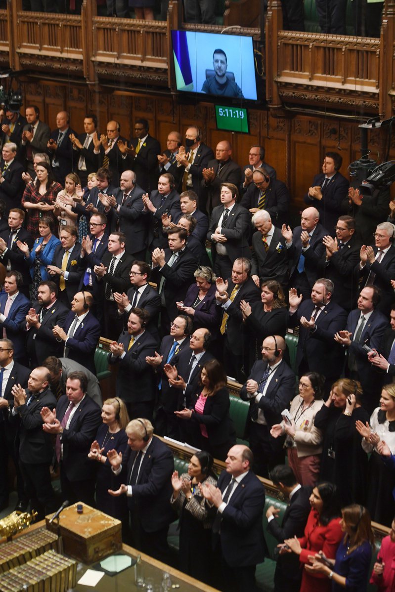 乌克兰总统泽伦斯基八日透过视讯在英国国会下议院发表演说，议员起立鼓掌。（欧新社）(photo:UDN)