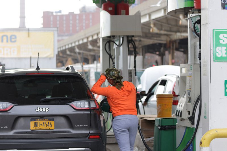 油价飙涨之际，经济学家唿吁政府发放加油券补助。图为纽约市车主在加油站加油。路透(photo:UDN)