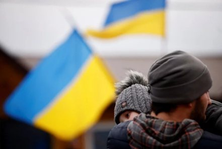 自2月24日開打的俄烏戰爭仍在持續之中，戰況一日數變，圖為烏克蘭民眾在邊境檢查站等候，準備逃離家鄉。路透社